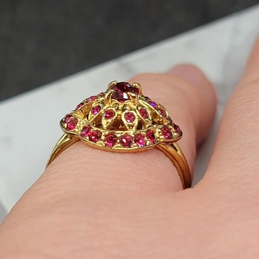 Beautiful Vintage Ring Simulated Ruby Cluster Gold Tone Size 6.5
